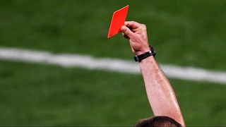 Аргентинадаги ўйинда ҳакам футболчига пичоқ билан жароҳат етказди