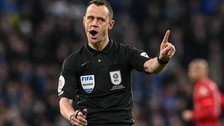 Арбитр Стюарт Аттуэлл помог «Челси» сыграть вничью с МЮ