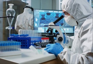 У последних подвидов штамма «омикрон» выявили новые характерные симптомы