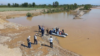 В Намангане спасены рабочие, застрявшие посреди реки Нарын