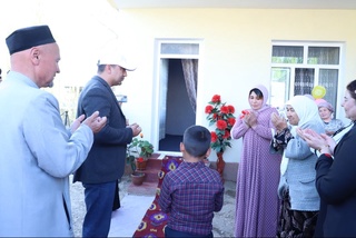 Фурқат туманида кам таъминланган оилага янги уй қуриб берилди