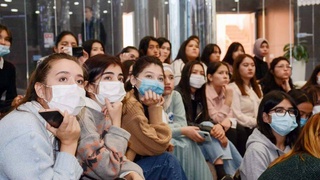 Духтарони Ӯзбекистон дар чаҳорчӯби барномаи байналмилалии таълимӣ наноспутники худро ҷамъоварӣ намуда, ба кор медароранд