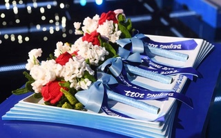 Олимпийские игры-2022 в Пекине: вязаные цветы, панды в золотых венках и конструктор-пьедестал