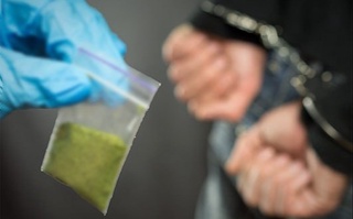 Беморга гиёҳвандлик моддасини етказиб бермоқчи бўлган шахс қўлга олинди