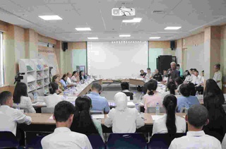 Илк очиқ мулоқотда илиқ гаплар айтилди