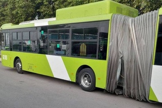 В АО «Тошшахартрансхизмат» объяснили причину повреждения «гармошки» автобуса King Long