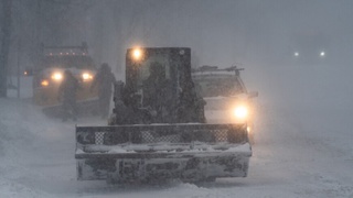 АҚШда қор бўронлари авжида: кўплаб авиарейслар бекор қилинди