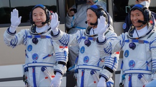 Хитойда Шэньчжоу-16 кемаси уч нафар тайконавтни коинотга олиб чиқди