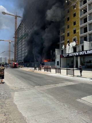 Тошкентдаги янги қурилаётган биноларнинг бирида ёнғин чиқди