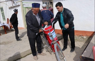 «Юксалиш» ҳаракати Жалақудуқдаги «Ғалаба» маҳалласи аҳолисини маиший газ баллонлари билан таъминлашга кўмаклашди