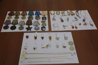 В аэропорту Бухары задержан мужчина, пытавшийся вывезти контрабандой исторические монеты, значки и ювелирные изделия