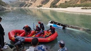 В Бангладеш автобус упал в реку, есть погибшие