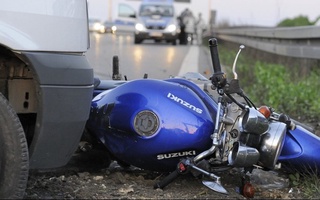 Божхона ходими мотоциклда автоҳалокатга учраб, ҳодиса жойида вафот этди