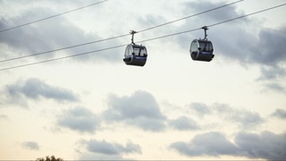 Австрия: дор йўлида ичида сайёҳлар бўлган кабина баландликдан тушиб кетди