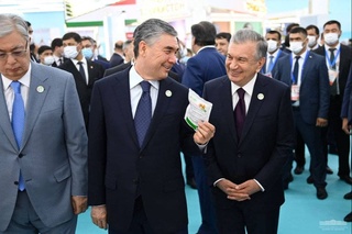 Presidents get acquainted with an industrial exhibition