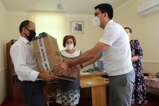 Депутат қишлоқ мактабига компьютер совға қилди