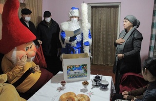 Сирдарё вилояти ҳокими Қорбобо кийимида эҳтиёжманд оилаларга совға ва ёрдам пули тарқатди