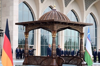 Германия Канцлерін ресми қарсы алу рәсімі өтті