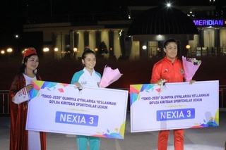 Namangan hokimi olimpiadaga yoʻllanma olgan 2 nafar sportchi qizga “Nexia-3” sovgʻa qildi