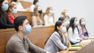 Вакцинированным от COVID-19 студентам продлили льготный период на оплату контракта