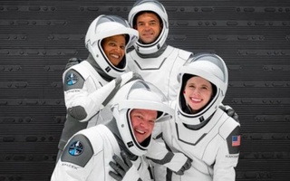 SpaceX илк бор туристларни коинотга олиб чиқди