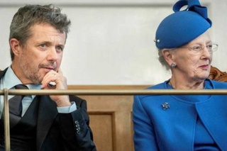 Дания қироличаси тахтдан воз кечди