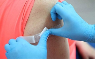 Vaksinalarni shpritssiz yuborish imkonini beruvchi plastir ishlab chiqildi