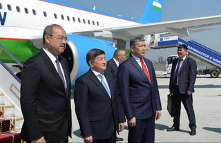 Сарвазири Ҷумҳурии Ӯзбекистон Абдулла Арипов бо боздиди корӣ ба  Ҷумҳурии Қирғизистон омад