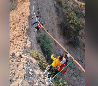 Паркентда ўқувчилар мактабга жар ёқалаб бораётгани юзасидан расмий муносабат билдирилди