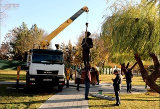 Гипс ҳайкаллар бронзага алмаштирилмоқда