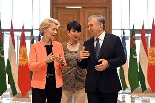 Өзбекстан Президенти Еврокомиссия Президенти менен ушырасыў өткерди