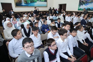 Кўзи ожизлар мактаби ўқувчилари учун Конституция юзасидан очиқ дарс ўтказилди