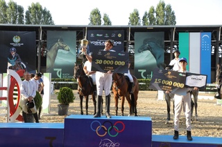 Ёш чавандозлар конкур бўйича “Ёшлар кубоги”да  2 метр баландликдан сакрашди