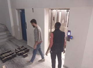 Лифт тушиб кетмаган, хавфсизлик қурилмаси ишга тушган ҳолда тўхтаган — Вазирлик