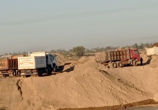 Gʻuzor tumanida qum-shagʻal aralashmasini oʻzboshimchalik bilan qazib olayotgan shaxslar aniqlandi