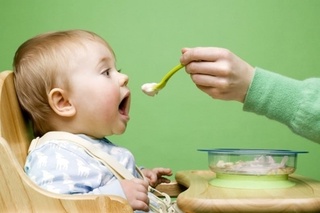 Бир ёшгача бўлган болаларга қандай қўшимча овқатлар берилади