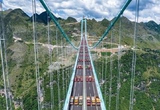 Самый высокий мост в мире прошел финальные испытания с 96 грузовиками