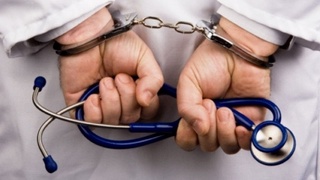 Пул эвазига соғлом одамни руҳий касал деб тан олган шифокор қўлга олинди