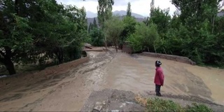 Tojikiston: sel kelgani tufayli uylar va yo'llar suv ostida qoldi