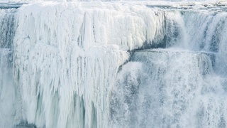 Ниагарский водопад заледенел из-за аномальных морозов