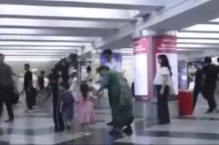 Metroda 3 yoshli bola poyezd tagiga itarib yuborilgani haqidagi xabarlar rad etildi
