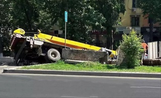 Чилонзорда автокран чуқурга тушиб кетди