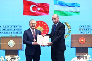 Президенти Ҷумҳурии Ўзбекистон бо мукофоти олии давлатии Ҷумҳурии Туркия  сарфароз гардонда шуд