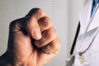 Андижонда шифокор калтакланди