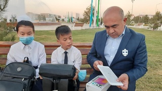 Қашқадарё ҳокими Россияда чиқинди йиғиб, онасини боққан 11 ёшли Исломбекнинг оиласига 20 млн сўм пул ва ўқув қуроллари совға қилди