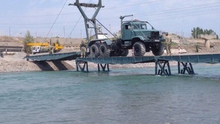 Мудофаа вазирлиги ҳарбийлари «Нориндарё» кўприги қуриб битказилгунга қадар аҳоли учун вақтинча кўприк кўтарди