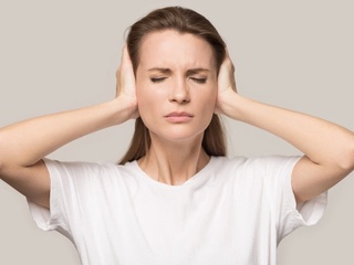 Қулоқдаги шовқин пайдо бўлишининг сабаби нима?