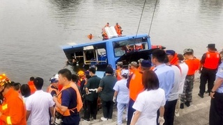Автобус со студентами сорвался с моста в Китае, погиб 21 человек