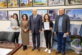 Сенатор стипендияси соҳибасига сертификат топширилди