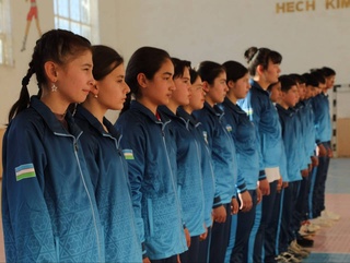 Спортшколам Навоийской области передали новую спортивную одежду и инвентарь